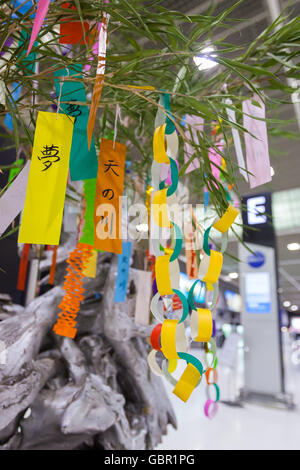 Chiba, Japan. 7. Juli 2016. Viele bunte Papier Streifen (Tanzaku) hängen auf Bambus-Stiele am Narita International Airport am 7. Juli 2016, Chiba, Japan. Die jährliche Feier des Tanabata seit der Edo-Zeit und erinnert an die Legende von zwei liebende, die getrennt von der Milchstraße, die nur einmal im Jahr am siebten Tag des siebten Monats treffen. © Rodrigo Reyes Marin/AFLO/Alamy Live-Nachrichten Stockfoto