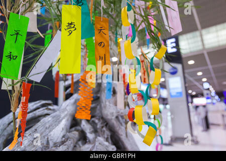 Chiba, Japan. 7. Juli 2016. Viele bunte Papier Streifen (Tanzaku) hängen auf Bambus-Stiele am Narita International Airport am 7. Juli 2016, Chiba, Japan. Die jährliche Feier des Tanabata seit der Edo-Zeit und erinnert an die Legende von zwei liebende, die getrennt von der Milchstraße, die nur einmal im Jahr am siebten Tag des siebten Monats treffen. © Rodrigo Reyes Marin/AFLO/Alamy Live-Nachrichten Stockfoto