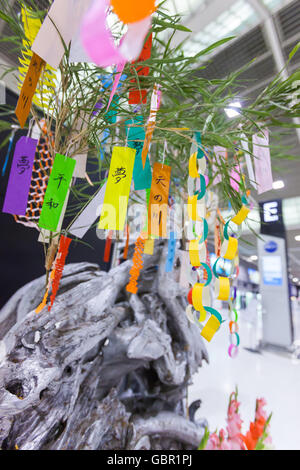 Chiba, Japan. 7. Juli 2016. Viele bunte Papier Streifen (Tanzaku) hängen auf Bambus-Stiele am Narita International Airport am 7. Juli 2016, Chiba, Japan. Die jährliche Feier des Tanabata seit der Edo-Zeit und erinnert an die Legende von zwei liebende, die getrennt von der Milchstraße, die nur einmal im Jahr am siebten Tag des siebten Monats treffen. © Rodrigo Reyes Marin/AFLO/Alamy Live-Nachrichten Stockfoto