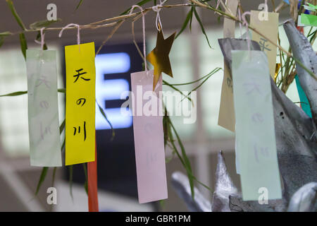 Chiba, Japan. 7. Juli 2016. Viele bunte Papier Streifen (Tanzaku) hängen auf Bambus-Stiele am Narita International Airport am 7. Juli 2016, Chiba, Japan. Die jährliche Feier des Tanabata seit der Edo-Zeit und erinnert an die Legende von zwei liebende, die getrennt von der Milchstraße, die nur einmal im Jahr am siebten Tag des siebten Monats treffen. © Rodrigo Reyes Marin/AFLO/Alamy Live-Nachrichten Stockfoto