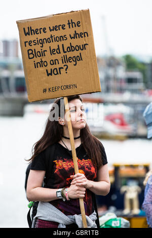 Bristol, UK. 7. Juli 2016. Demonstranten versammelten sich in Bristol als Reaktion auf die Chilcot-Bericht über den Irak-Krieg 2003. Ca. 150 Menschen versammelten sich in der Stadt-Brunnen, die Forderung nach Tony Blair, zur Rechenschaft gezogen werden und "keine Kriege mehr geben". Bristol, UK. 7. Juli 2016. © Redorbital Fotografie/Alamy Live News Bildnachweis: Redorbital Fotografie/Alamy Live-Nachrichten Stockfoto