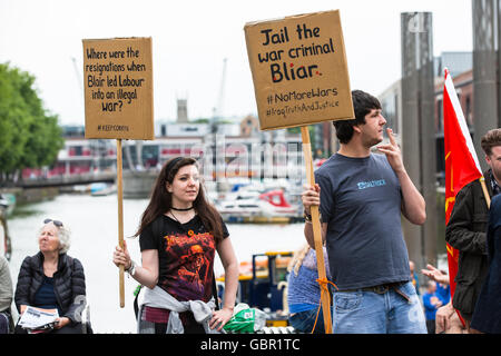 Bristol, UK. 7. Juli 2016. Demonstranten versammelten sich in Bristol als Reaktion auf die Chilcot-Bericht über den Irak-Krieg 2003. Ca. 150 Menschen versammelten sich in der Stadt-Brunnen, die Forderung nach Tony Blair, zur Rechenschaft gezogen werden und "keine Kriege mehr geben". Bristol, UK. 7. Juli 2016. © Redorbital Fotografie/Alamy Live News Bildnachweis: Redorbital Fotografie/Alamy Live-Nachrichten Stockfoto