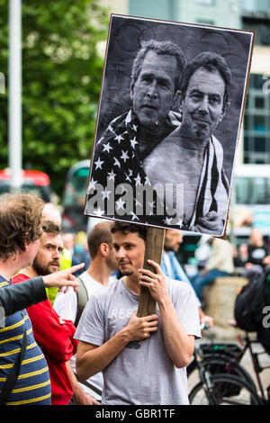 Bristol, UK. 7. Juli 2016. Demonstranten versammelten sich in Bristol als Reaktion auf die Chilcot-Bericht über den Irak-Krieg 2003. Ca. 150 Menschen versammelten sich in der Stadt-Brunnen, die Forderung nach Tony Blair, zur Rechenschaft gezogen werden und "keine Kriege mehr geben". Bristol, UK. 7. Juli 2016. © Redorbital Fotografie/Alamy Live News Bildnachweis: Redorbital Fotografie/Alamy Live-Nachrichten Stockfoto