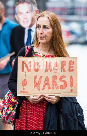 Bristol, UK. 7. Juli 2016. Demonstranten versammelten sich in Bristol als Reaktion auf die Chilcot-Bericht über den Irak-Krieg 2003. Ca. 150 Menschen versammelten sich in der Stadt-Brunnen, die Forderung nach Tony Blair, zur Rechenschaft gezogen werden und "keine Kriege mehr geben". Bristol, UK. 7. Juli 2016. © Redorbital Fotografie/Alamy Live News Bildnachweis: Redorbital Fotografie/Alamy Live-Nachrichten Stockfoto