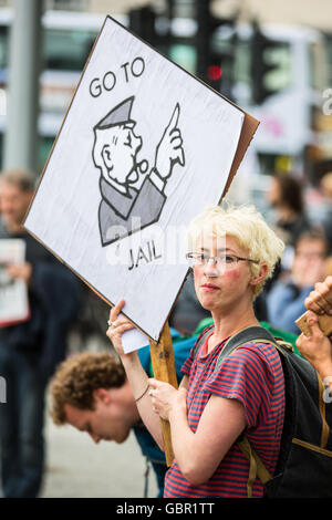 Bristol, UK. 7. Juli 2016. Demonstranten versammelten sich in Bristol als Reaktion auf die Chilcot-Bericht über den Irak-Krieg 2003. Ca. 150 Menschen versammelten sich in der Stadt-Brunnen, die Forderung nach Tony Blair, zur Rechenschaft gezogen werden und "keine Kriege mehr geben". Bristol, UK. 7. Juli 2016. © Redorbital Fotografie/Alamy Live News Bildnachweis: Redorbital Fotografie/Alamy Live-Nachrichten Stockfoto