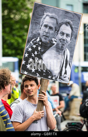 Bristol, UK. 7. Juli 2016. Demonstranten versammelten sich in Bristol als Reaktion auf die Chilcot-Bericht über den Irak-Krieg 2003. Ca. 150 Menschen versammelten sich in der Stadt-Brunnen, die Forderung nach Tony Blair, zur Rechenschaft gezogen werden und "keine Kriege mehr geben". Bristol, UK. 7. Juli 2016. © Redorbital Fotografie/Alamy Live News Bildnachweis: Redorbital Fotografie/Alamy Live-Nachrichten Stockfoto