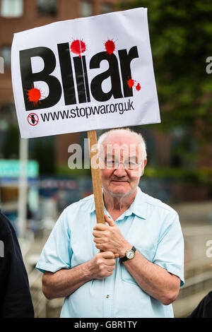 Bristol, UK. 7. Juli 2016. Demonstranten versammelten sich in Bristol als Reaktion auf die Chilcot-Bericht über den Irak-Krieg 2003. Ca. 150 Menschen versammelten sich in der Stadt-Brunnen, die Forderung nach Tony Blair, zur Rechenschaft gezogen werden und "keine Kriege mehr geben". Bristol, UK. 7. Juli 2016. © Redorbital Fotografie/Alamy Live News Bildnachweis: Redorbital Fotografie/Alamy Live-Nachrichten Stockfoto