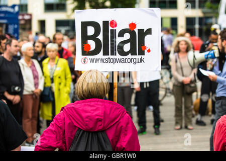 Bristol, UK. 7. Juli 2016. Demonstranten versammelten sich in Bristol als Reaktion auf die Chilcot-Bericht über den Irak-Krieg 2003. Ca. 150 Menschen versammelten sich in der Stadt-Brunnen, die Forderung nach Tony Blair, zur Rechenschaft gezogen werden und "keine Kriege mehr geben". Bristol, UK. 7. Juli 2016. © Redorbital Fotografie/Alamy Live News Bildnachweis: Redorbital Fotografie/Alamy Live-Nachrichten Stockfoto