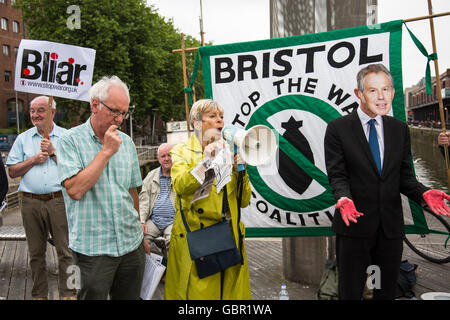 Bristol, UK. 7. Juli 2016. Demonstranten versammelten sich in Bristol als Reaktion auf die Chilcot-Bericht über den Irak-Krieg 2003. Ca. 150 Menschen versammelten sich in der Stadt-Brunnen, die Forderung nach Tony Blair, zur Rechenschaft gezogen werden und "keine Kriege mehr geben". Bristol, UK. 7. Juli 2016. © Redorbital Fotografie/Alamy Live News Bildnachweis: Redorbital Fotografie/Alamy Live-Nachrichten Stockfoto