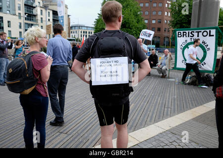 Bristol, UK. 7. Juli 2016. Demonstranten sind abgebildet, bei einer Demonstration organisiert von Stop The War Coalition zu fordern, dass alle diejenigen, die Schuld für den Krieg im Irak waren zur Rechenschaft gezogen werden. Bildnachweis: Lynchpics/Alamy Live-Nachrichten Stockfoto