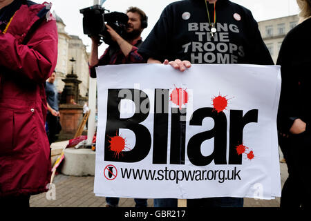 Bristol, UK. 7. Juli 2016. Demonstranten sind abgebildet, bei einer Demonstration organisiert von Stop The War Coalition zu fordern, dass alle diejenigen, die Schuld für den Krieg im Irak waren zur Rechenschaft gezogen werden. Bildnachweis: Lynchpics/Alamy Live-Nachrichten Stockfoto