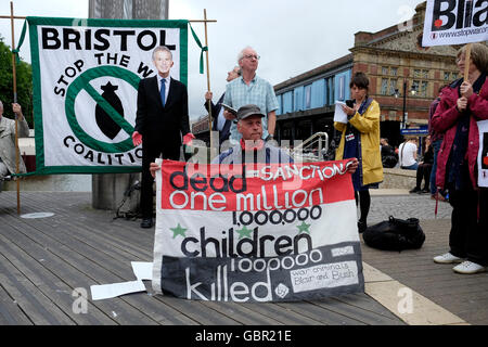 Bristol, UK. 7. Juli 2016. Demonstranten sind abgebildet, bei einer Chilcot Bericht Demonstration organisiert von Stop The War Coalition zu fordern, dass alle diejenigen, die Schuld für den Krieg im Irak waren zur Rechenschaft gezogen werden. Bildnachweis: Lynchpics/Alamy Live-Nachrichten Stockfoto