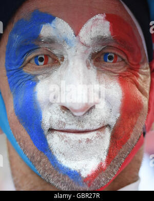 Marseille, Frankreich. 7. Juli 2016. Ein Verfechter von Frankreich jubelt vor der UEFA EURO 2016 Semi final Fußballspiel zwischen Deutschland und Frankreich im Stade Velodrome in Marseille, Frankreich, 7. Juli 2016. Foto: Arne Dedert/Dpa/Alamy Live-Nachrichten Stockfoto