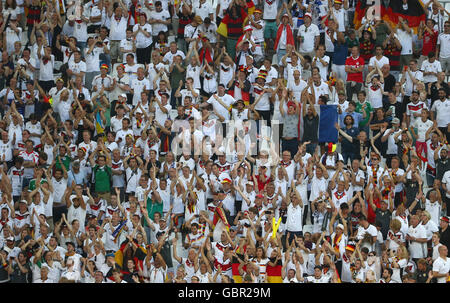 Marseille, Frankreich. 7. Juli 2016. Deutschen Fans während der UEFA EURO 2016 Semi final Fußball-match zwischen Deutschland und Frankreich im Stade Velodrome in Marseille, Frankreich, 7. Juli 2016. Foto: Christian Charisius/Dpa/Alamy Live News Stockfoto