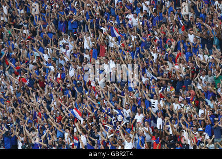 Marseille, Frankreich. 7. Juli 2016. Französischen Fans während der UEFA EURO 2016 Semi final Fußball match zwischen Deutschland und Frankreich im Stade Velodrome in Marseille, Frankreich, 7. Juli 2016. Foto: Christian Charisius/Dpa/Alamy Live News Stockfoto