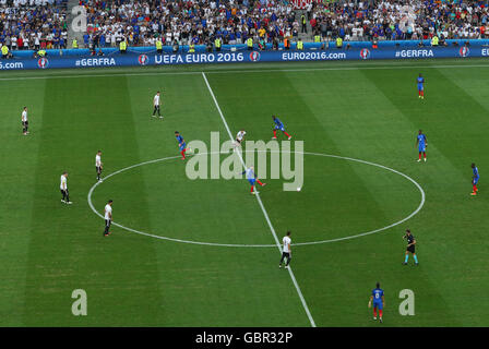 Marseille, Frankreich. 7. Juli 2016. Kick-off für die UEFA EURO 2016 Semi final Fußballspiel zwischen Deutschland und Frankreich im Stade Velodrome in Marseille, Frankreich, 7. Juli 2016. Foto: Christian Charisius/Dpa/Alamy Live News Stockfoto