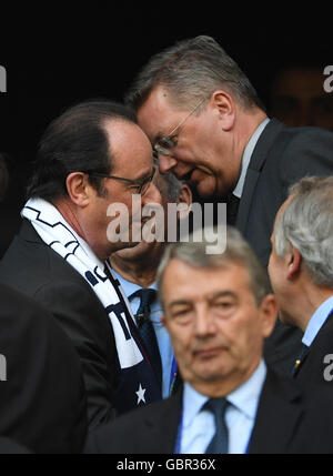 Marseille, Frankreich. 7. Juli 2016. Frankreich Präsident Francois Hollande (L) an den Präsidenten des deutschen Fußball-Bund (DFB) spricht, sieht Reinhard Grindel (R) als UEFA-Exekutivkomitee-Mitglied Wolfgang Niersbach (unten) vor der UEFA EURO 2016 Semi final Fußballspiel zwischen Deutschland und Frankreich im Stade Velodrome in Marseille, Frankreich, 7. Juli 2016. Foto: Peter Kneffel/Dpa/Alamy Live News Stockfoto