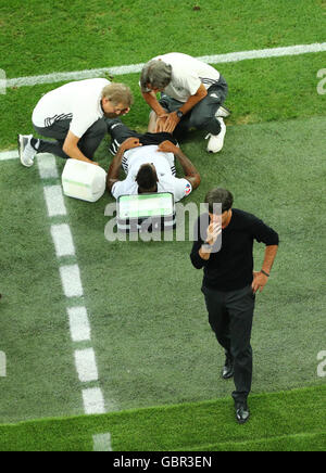 Marseille, Frankreich. 7. Juli 2016. Deutschlands Klaus Eder, Physiotherapeut, Jerome Boateng Mannschaftsarzt Hans-Wilhelm Müller-Wohlfahrt und Cheftrainer Joachim Loew (L-R) während der UEFA EURO 2016 Semi final Fußball match zwischen Deutschland und Frankreich im Stade Velodrome in Marseille, Frankreich, 7. Juli 2016. Foto: Christian Charisius/Dpa/Alamy Live News Stockfoto