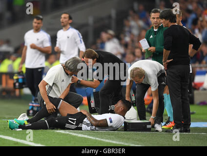 Marseille, Frankreich. 7. Juli 2016. Verletzten Jerome Boateng (unten) von Deutschland erhält medizinischen Behandlung von Mannschaftsarzt Hans-Wilhelm Müller-Wohlfahrt (L) und Co-Trainer Thomas Schneider (C) und Cheftrainer Joachim Loew (R) während der UEFA EURO 2016 Semi final Fußballspiel zwischen Deutschland und Frankreich im Stade Velodrome in Marseille, Frankreich, 7. Juli 2016. Foto: Federico Gambarini/Dpa/Alamy Live News Stockfoto