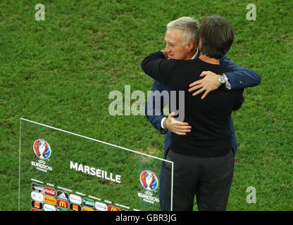 Marseille, Frankreich. 7. Juli 2016. Deutschlands Trainer Joachim Loew (R) und Trainer Didier Deschamps Frankreichs nach der UEFA EURO 2016 Semi final Fußballspiel zwischen Deutschland und Frankreich im Stade Velodrome in Marseille, Frankreich, 7. Juli 2016. Foto: Christian Charisius/Dpa/Alamy Live News Stockfoto