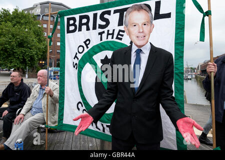 Bristol, UK. 7. Juli 2016. Ein Demonstrant verkleidet als Tony Blair ist abgebildet auf einer Chilcot Bericht Demonstration organisiert von Stop The War Coalition zu fordern, dass alle diejenigen, die Schuld für den Krieg im Irak waren zur Rechenschaft gezogen werden. Bildnachweis: Lynchpics/Alamy Live-Nachrichten Stockfoto