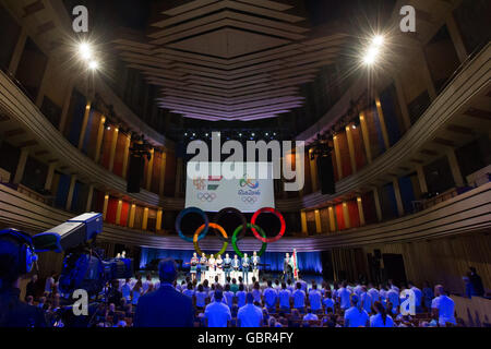 Budapest. 7. Juli 2016. Mitglieder der ungarischen Olympiamannschaft nehmen den Olympischen Eid im Rahmen einer offiziellen Zeremonie im Palast der Künste in Budapest, Ungarn am 7. Juli 2016. Zwar gibt es noch einige lose Enden bezüglich der Größe des Ungarn ' s Olympiamannschaft, 162 Athleten qualifiziert haben bisher um das Land in 20 Sportarten Veranstaltungen vertreten, dem ungarischen Olympischen Komitee hat am Donnerstag angekündigt. © Attila Volgyi/Xinhua/Alamy Live-Nachrichten Stockfoto