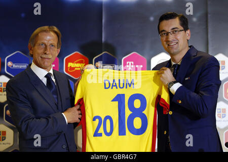 Bukarest, Rumänien. 7. Juli 2016. Halten eine Trikot tragen seinen Namen, deutscher Fußball-Trainer Christoph Daum (L) Posen mit Razvan Burleanu, Leiter der rumänischen Fußball National Association (FRF) nach einer Pressekonferenz kündigt Daum als Trainer der rumänischen Fußball-Nationalmannschaft in Bukarest, Hauptstadt Rumäniens, 7. Juli 2016. © Cristian Cristel/Xinhua/Alamy Live-Nachrichten Stockfoto