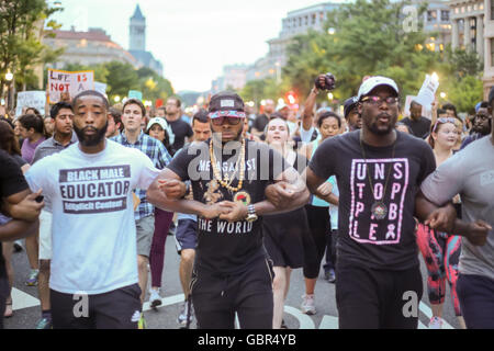 Demonstranten marschieren Pennsylvania Avenue aus dem weißen Haus, das Kapitol der Vereinigten Staaten nach den letzten Polizei Shootings Alton Sterling und Philando Kastilien beteiligt Stockfoto