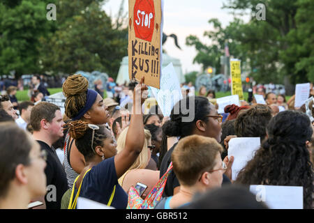 Demonstranten versammeln sich vor dem weißen Haus nach den letzten Polizei Shootings Alton Sterling und Philando Kastilien beteiligt Stockfoto