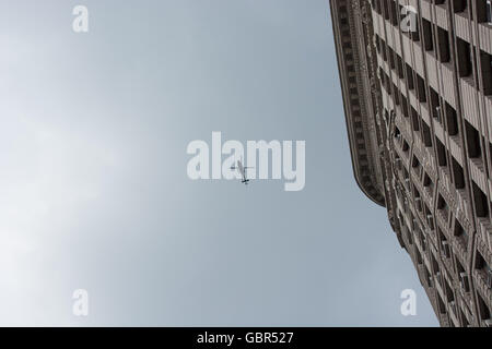 New York, USA. 7. Juli 2016.  Hubschrauber fliegt über Demonstranten auf der Fifth Avenue in der Nähe das Flatiron Building. Hunderte versammelten sich am Union Square, marschierte durch Midtown Manhattan, in dieser Woche die Dreharbeiten Todesfälle von zwei schwarzen Männern, Philando Kastilien in Minnesota und Alton Sterling in Baton Rouge, innerhalb eines Tages von einander zu verurteilen. Bildnachweis: M. Stan Reaves/Alamy Live-Nachrichten Stockfoto