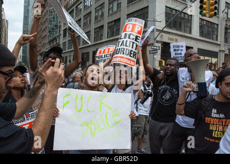 New York, USA. 7. Juli 2016. Demonstranten verurteilen energisch Polizeiaktionen im März. Hunderte versammelten sich am Union Square, marschierte durch Midtown Manhattan, in dieser Woche die Dreharbeiten Todesfälle von zwei schwarzen Männern, Philando Kastilien in Minnesota und Alton Sterling in Baton Rouge, innerhalb eines Tages von einander zu verurteilen. Bildnachweis: M. Stan Reaves/Alamy Live-Nachrichten Stockfoto