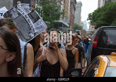 New York, USA. 7. Juli 2016. Demonstranten verurteilen energisch Polizeiaktionen im März. Hunderte versammelten sich am Union Square, marschierte durch Midtown Manhattan, in dieser Woche die Dreharbeiten Todesfälle von zwei schwarzen Männern, Philando Kastilien in Minnesota und Alton Sterling in Baton Rouge, innerhalb eines Tages von einander zu verurteilen. Bildnachweis: M. Stan Reaves/Alamy Live-Nachrichten Stockfoto