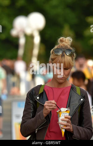 Karlovy Vary, Tschechien. 7. Juli 2016. Atmosphäre während der 51. internationalen Filmfestival Karlovy Vary in Karlsbad, Tschechische Republik, 7. Juli 2016. © Slavomir Kube es/CTK Foto/Alamy Live-Nachrichten Stockfoto