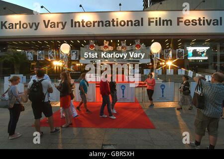 Karlovy Vary, Tschechien. 7. Juli 2016. Atmosphäre während der 51. internationalen Filmfestival Karlovy Vary in Karlsbad, Tschechische Republik, 7. Juli 2016. © Slavomir Kube es/CTK Foto/Alamy Live-Nachrichten Stockfoto