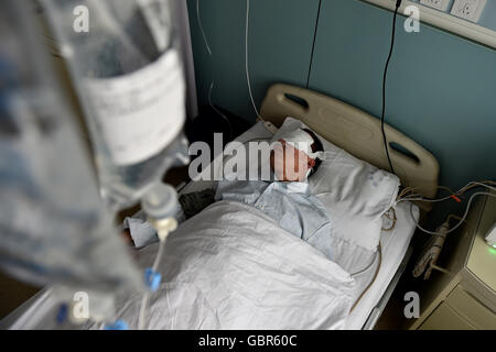 (160708)--JINCHENG, 8. Juli 2016 (Xinhua)--ein geretteter Bergmann erhält Behandlung in einem Krankenhaus in Jincheng, Nord-China Shanxi Provinz, 8. Juli 2016. Acht Bergleute, die länger als fünf Tage in einer überfluteten Kohlemine gefangen hatte waren aus der Grube am frühen Freitag Morgen, hob Kommunen sagte. Das Hochwasser ereignete sich um einen Minenschacht Kohle in Jincheng Stadt rund 22:53 Samstag wenn 94 Menschen in der Welle arbeiteten, 82 davon evakuiert wurden. Nach den Überschwemmungen wurden zwölf Bergleute eingeschlossen. Die acht Bergleute erreichte am Sonntag per Telefon. Nach ca. 125 Stunden contin Stockfoto