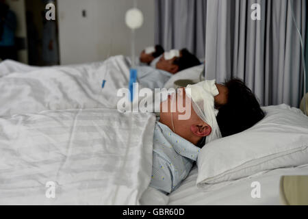 (160708)--JINCHENG, 8. Juli 2016 (Xinhua)--geretteten Bergleute Behandlung in einem Krankenhaus in Jincheng, Nord-China Shanxi Provinz, 8. Juli 2016 erhalten. Acht Bergleute, die länger als fünf Tage in einer überfluteten Kohlemine gefangen hatte waren aus der Grube am frühen Freitag Morgen, hob Kommunen sagte. Das Hochwasser ereignete sich um einen Minenschacht Kohle in Jincheng Stadt rund 22:53 Samstag wenn 94 Menschen in der Welle arbeiteten, 82 davon evakuiert wurden. Nach den Überschwemmungen wurden zwölf Bergleute eingeschlossen. Die acht Bergleute erreichte am Sonntag per Telefon. Nach ca. 125 Stunden continuo Stockfoto