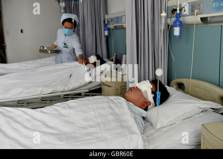 (160708)--JINCHENG, 8. Juli 2016 (Xinhua)--geretteten Bergleute Behandlung in einem Krankenhaus in Jincheng, Nord-China Shanxi Provinz, 8. Juli 2016 erhalten. Acht Bergleute, die länger als fünf Tage in einer überfluteten Kohlemine gefangen hatte waren aus der Grube am frühen Freitag Morgen, hob Kommunen sagte. Das Hochwasser ereignete sich um einen Minenschacht Kohle in Jincheng Stadt rund 22:53 Samstag wenn 94 Menschen in der Welle arbeiteten, 82 davon evakuiert wurden. Nach den Überschwemmungen wurden zwölf Bergleute eingeschlossen. Die acht Bergleute erreichte am Sonntag per Telefon. Nach ca. 125 Stunden continuo Stockfoto