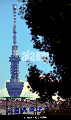 8. Juli 2016 - Tokyo, Japan - die 634 Meter hohe TOKYO SKYTREE von Ueno Park in Tokio zu sehen. Sky Baum ist es das weltweit höchste freistehende Fernsehturm auf der ganzen Welt.  7. Juli 2016. Foto von: Ramiro Agustin Vargas Tabares (Kredit-Bild: © Ramiro Agustin Vargas Tabares über ZUMA Draht) Stockfoto