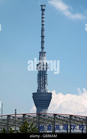 8. Juli 2016 - Tokyo, Japan - die 634 Meter hohe TOKYO SKYTREE von Ueno Park in Tokio zu sehen. Sky Baum ist es das weltweit höchste freistehende Fernsehturm auf der ganzen Welt.  7. Juli 2016. Foto von: Ramiro Agustin Vargas Tabares (Kredit-Bild: © Ramiro Agustin Vargas Tabares über ZUMA Draht) Stockfoto