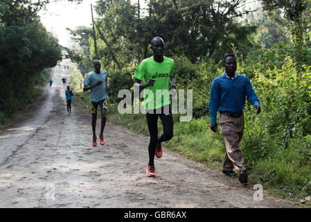 (160708)--NAIROBI, 8. Juli 2016 (Xinhua)--Süd-Sudan Flüchtling Athlet James Nyang Chiengjiek (2., R) läuft bei einem Trainingslager in der Nähe von Nairobi, Kenia, 7. Juli 2016. Derzeit sind fünf Flüchtling Läuferinnen und Läufer aus dem Südsudan, die Olympischen Spiele 2016 in Rio De Janeiro teilnehmen werden hier ausgebildet. Zehn Flüchtlinge aus dem Süd-Sudan, Syrien, demokratische Republik Kongo und Äthiopien treten in Rio Olympischen Spielen vertreten die erste jemals Flüchtling Olympic Team (ROT), durch Krieg und soziale Unruhen weltweit vertriebenen Menschen Hoffnung geben. (Xinhua/so Ruibo) Stockfoto