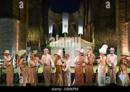 Bad Hersfeld, Deutschland. 7. Juli 2016. Das Ensemble auf einer Foto-Probe für das musical My Fair Lady in der Stiftsruine in Bad Hersfeld, Deutschland, 7. Juli 2016 abgebildet. Die Produktion unter der Regie von Cusch Jung, Premieren auf dem Bad Hersfelder Festspiele-Festival am 8. Juli. Foto: UWE ZUCCHI/DPA/Alamy Live-Nachrichten Stockfoto