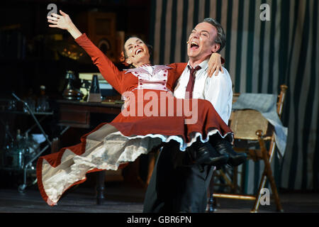 Bad Hersfeld, Deutschland. 7. Juli 2016. Actors Cusch jung (r) als Prof. Henry Higgins und Sandy Moelling als Eliza Doolittle, abgebildet auf einer Foto-Probe für das musical My Fair Lady in der Stiftsruine in Bad Hersfeld, Deutschland, 7. Juli 2016. Die Produktion unter der Regie von Cusch Jung, Premieren auf dem Bad Hersfelder Festspiele-Festival am 8. Juli. Foto: UWE ZUCCHI/DPA/Alamy Live-Nachrichten Stockfoto