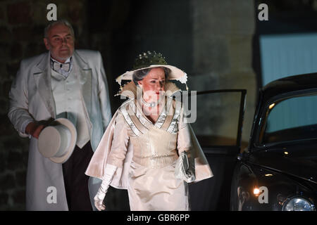 Bad Hersfeld, Deutschland. 7. Juli 2016. Schauspieler Gunther Emmerlich (l) als Pickering und Gertraud Jesserer als Frau Higgins, abgebildet auf einer Foto-Probe für das musical My Fair Lady in der Stiftsruine in Bad Hersfeld, Deutschland, 7. Juli 2016. Die Produktion unter der Regie von Cusch Jung, Premieren auf dem Bad Hersfelder Festspiele-Festival am 8. Juli. Foto: UWE ZUCCHI/DPA/Alamy Live-Nachrichten Stockfoto