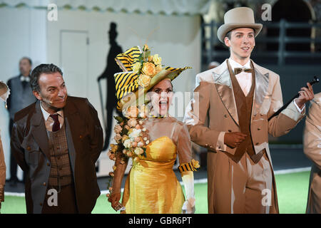 Bad Hersfeld, Deutschland. 7. Juli 2016. Schauspieler Cusch Jung (l-R) als Prof. Henry Higgins, Sandy Moelling als Eliza Doolittle und Marlon Wehmeier als Freddy Eynsford-Hill, abgebildet auf einer Foto-Probe für das musical My Fair Lady in der Stiftsruine in Bad Hersfeld, Deutschland, 7. Juli 2016. Die Produktion unter der Regie von Cusch Jung, Premieren auf dem Bad Hersfelder Festspiele-Festival am 8. Juli. Foto: UWE ZUCCHI/DPA/Alamy Live-Nachrichten Stockfoto