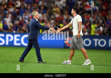 Marseille, Frankreich. 7. Juli 2016. Deutschlands Mats Hummels (R) und Trainer Didier Deschamps Frankreichs schütteln Hände Investitur der UEFA EURO 2016 Semi final Fußballspiel zwischen Deutschland und Frankreich im Stade Velodrome in Marseille, Frankreich, 7. Juli 2016. Foto: Federico Gambarini/Dpa/Alamy Live News Stockfoto