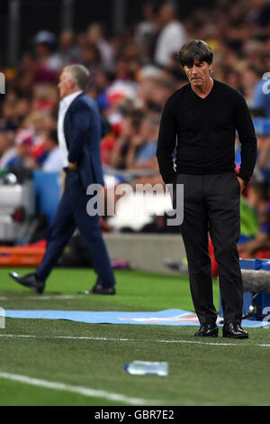 Marseille, Frankreich. 7. Juli 2016. Deutschlands Head Coach Joachim Loew (R) und Trainer Didier Deschamps Frankreichs während der UEFA EURO 2016 Semi final Fußball reagieren match zwischen Deutschland und Frankreich im Stade Velodrome in Marseille, Frankreich, 7. Juli 2016. Foto: Federico Gambarini/Dpa/Alamy Live News Stockfoto