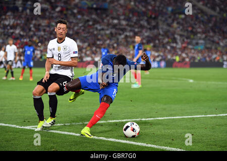 Marseille, Frankreich. 7. Juli 2016. Mesut Oezil und Bacary Sagna (R) von Frankreich Deutschlands wetteifern um die Kugel während der UEFA EURO 2016 Semi final Fußballspiel zwischen Deutschland und Frankreich im Stade Velodrome in Marseille, Frankreich, 7. Juli 2016. Foto: Federico Gambarini/Dpa/Alamy Live News Stockfoto