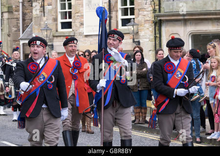 Jedburgh, UK. 8. Juli 2016.    Das Jethart Callant Festival, und gemeinsame Reiten, am 8. Juli 2016 in Jedburgh, Schottland. Callant Gary Hogg zusammen mit rechten Mann Grant Raeburn und Lefthand Mann Jack Fraser, beobachtet von Herold Brian Marshall (in Jagd rot) zum Abschluss der Morgen-Zeremonien, Prost und Wellen für die Massen. Fast 270 angebrachten Anhänger nahmen an der Fahrt Teil.  Bildnachweis: Rob Gray/Alamy Live-Nachrichten Stockfoto