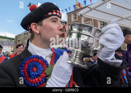 Jedburgh, UK. 8. Juli 2016.    Das Jethart Callant Festival, und gemeinsame Reiten, am 8. Juli 2016 in Jedburgh, Schottland. Callant Gary nach Erhalt "Callants Cup" am Ende des Vormittags Rideout Hogg. Fast 270 angebrachten Anhänger nahmen an der Fahrt Teil.  Bildnachweis: Rob Gray/Alamy Live-Nachrichten Stockfoto