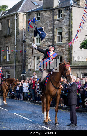 Jedburgh, UK. 8. Juli 2016.    Das Jethart Callant Festival, Festival Day The Jethart Callant Gary Hogg, steht in seiner Aufregung USV und geben der unsterblichen Schlachtruf "Jetharts hier" im Schatten der Jed Abbey, am 8. Juli 2016 in Jedburgh, Schottland. Bildnachweis: Rob Gray/Alamy Live-Nachrichten Stockfoto